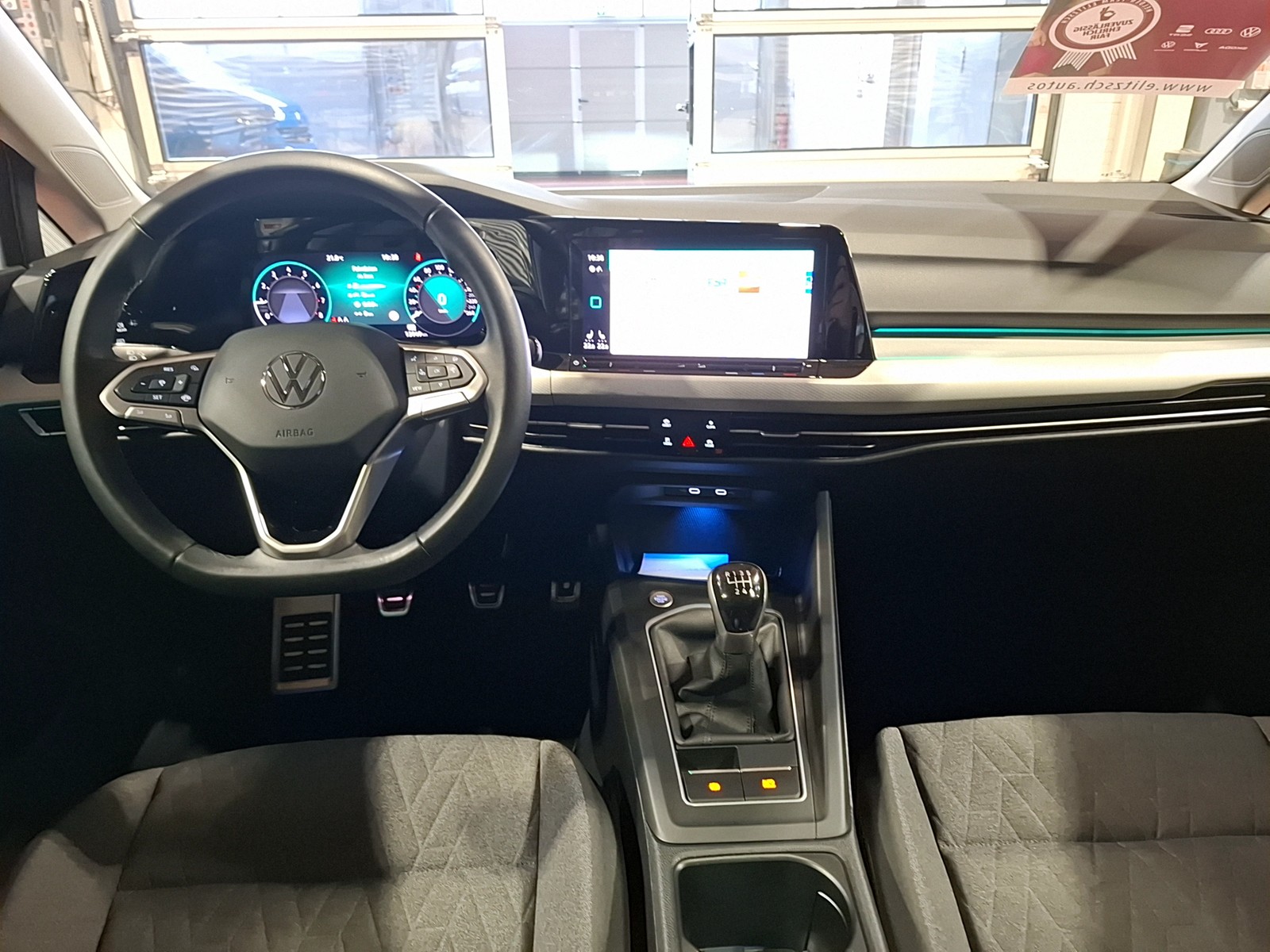 Fahrzeugabbildung Volkswagen Golf VIII TSI Move Matrix Navi AID Pano PDC SH LM
