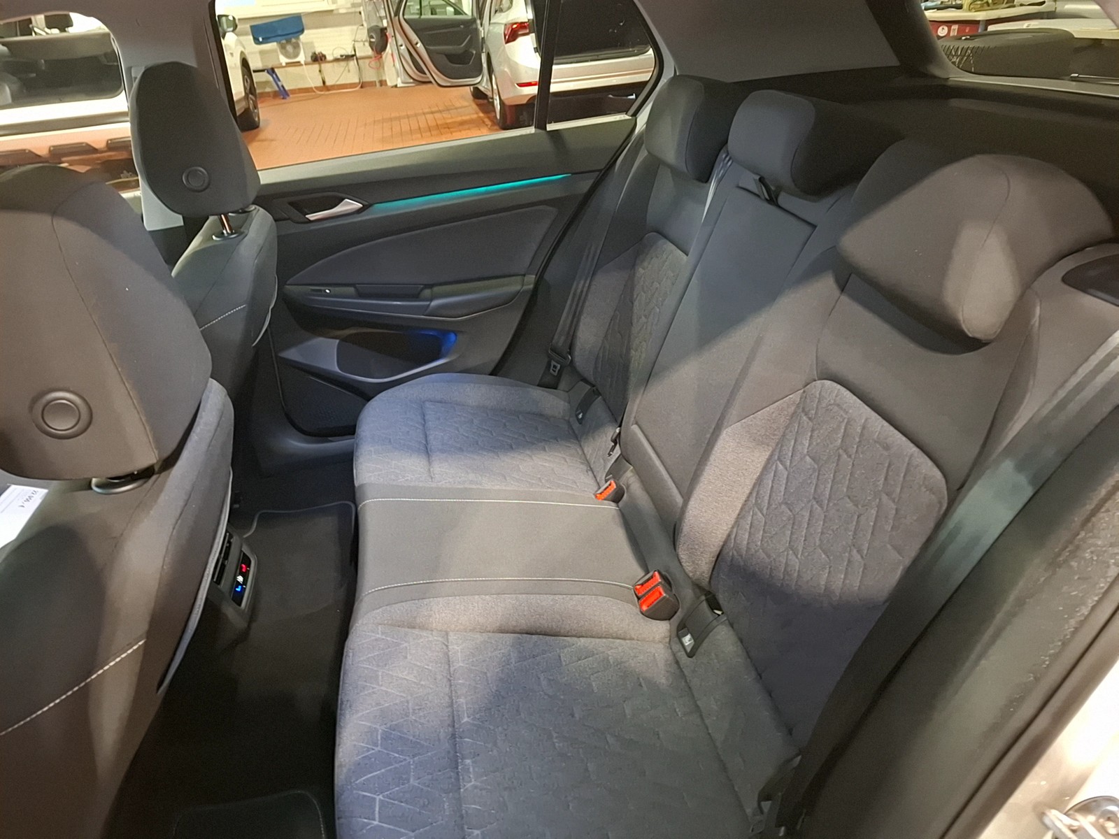Fahrzeugabbildung Volkswagen Golf VIII TSI Move Matrix Navi AID Pano PDC SH LM