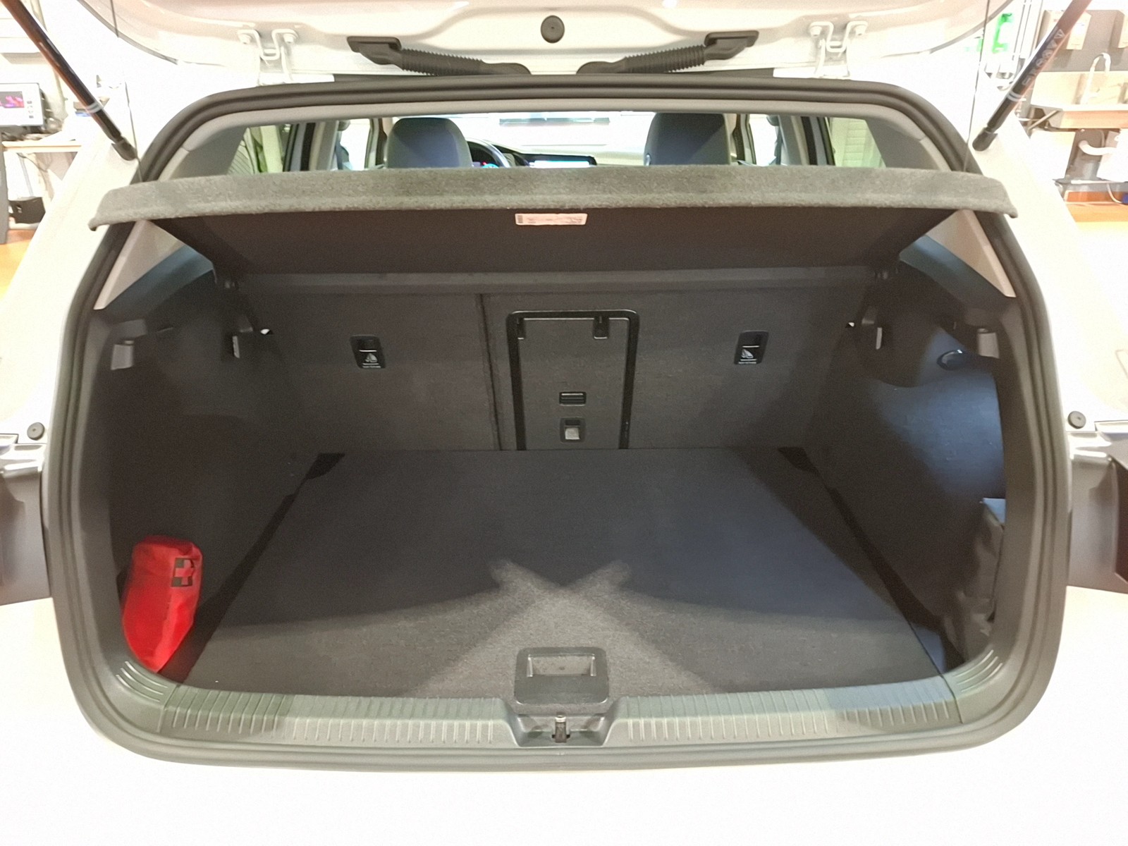 Fahrzeugabbildung Volkswagen Golf VIII TSI Move Matrix Navi AID Pano PDC SH LM