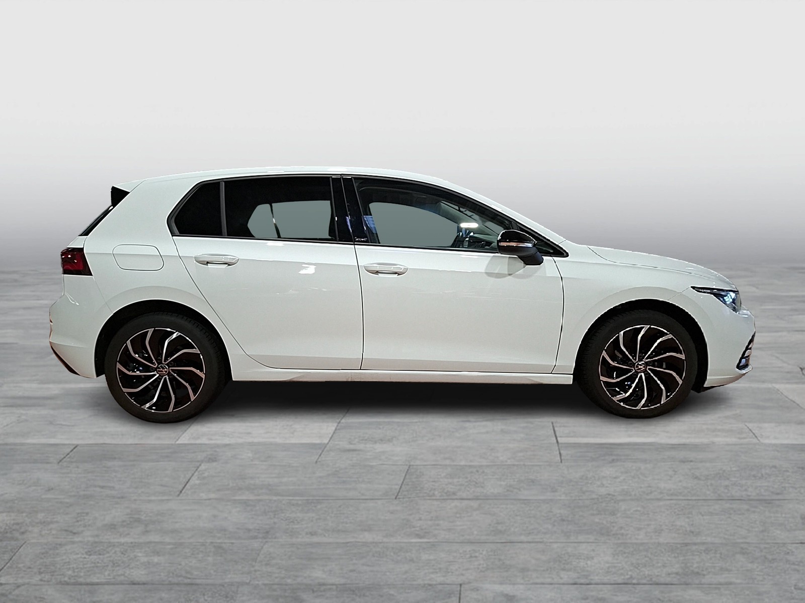 Fahrzeugabbildung Volkswagen Golf VIII TSI Move Matrix Navi AID Pano PDC SH LM