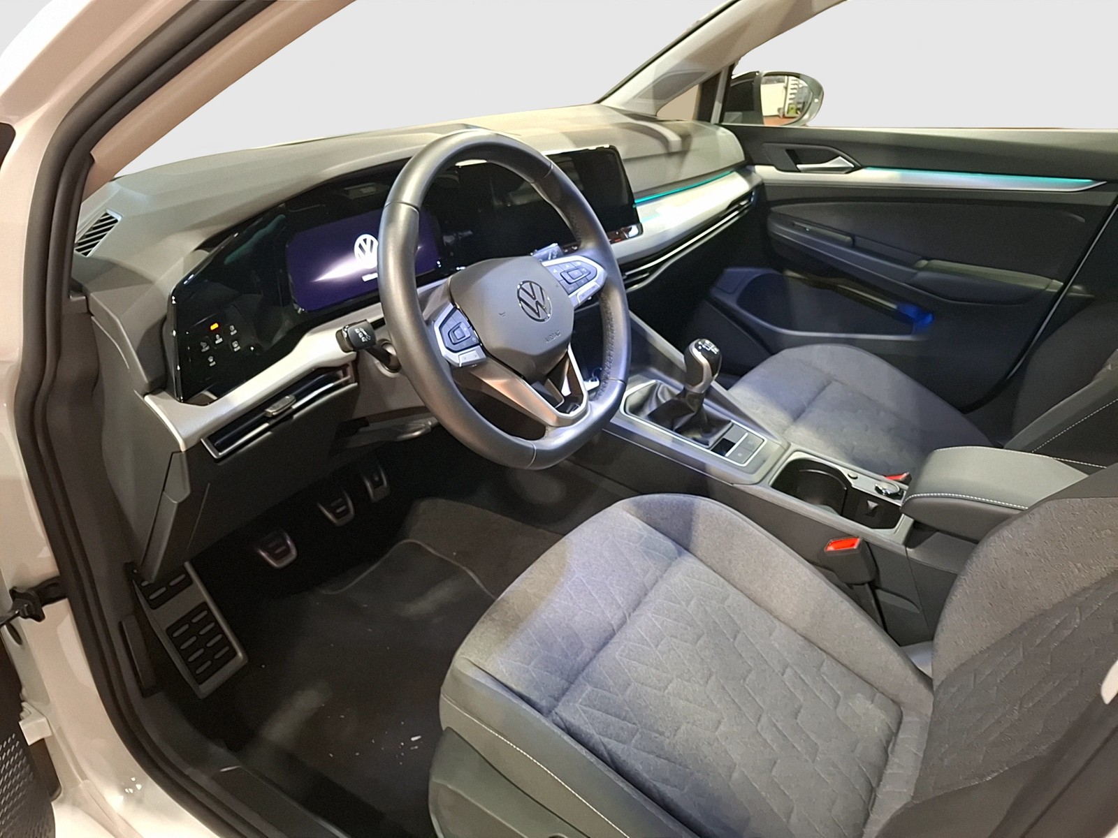 Fahrzeugabbildung Volkswagen Golf VIII TSI Move Matrix Navi AID Pano PDC SH LM