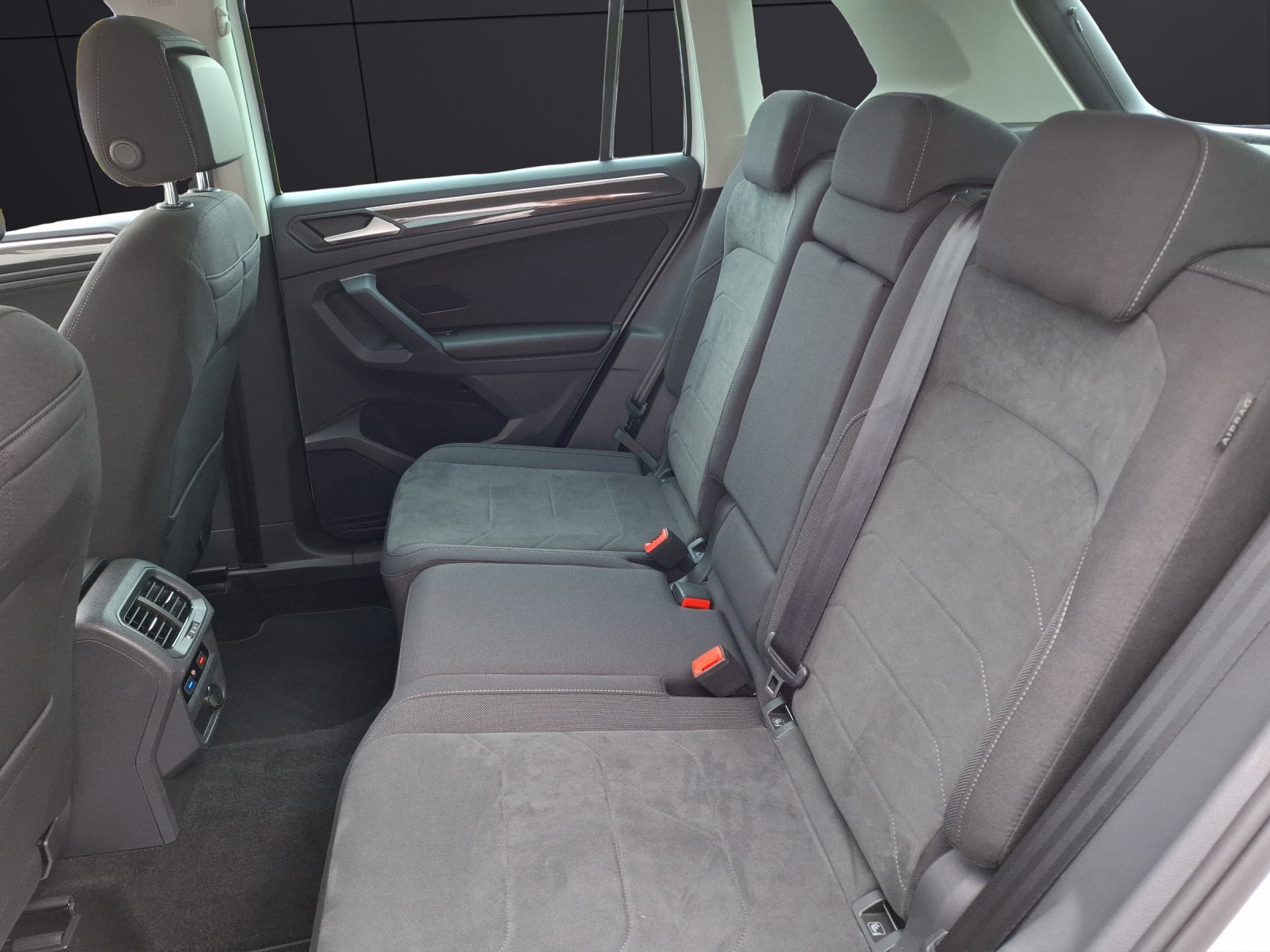 Fahrzeugabbildung Volkswagen Tiguan TDI Elegance DSG 4M Standhzg. Matrix Navi AID ACC RFK SH