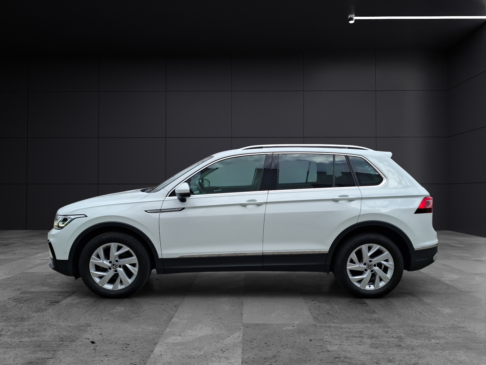 Fahrzeugabbildung Volkswagen Tiguan TDI Elegance DSG 4M Standhzg. Matrix Navi AID ACC RFK SH