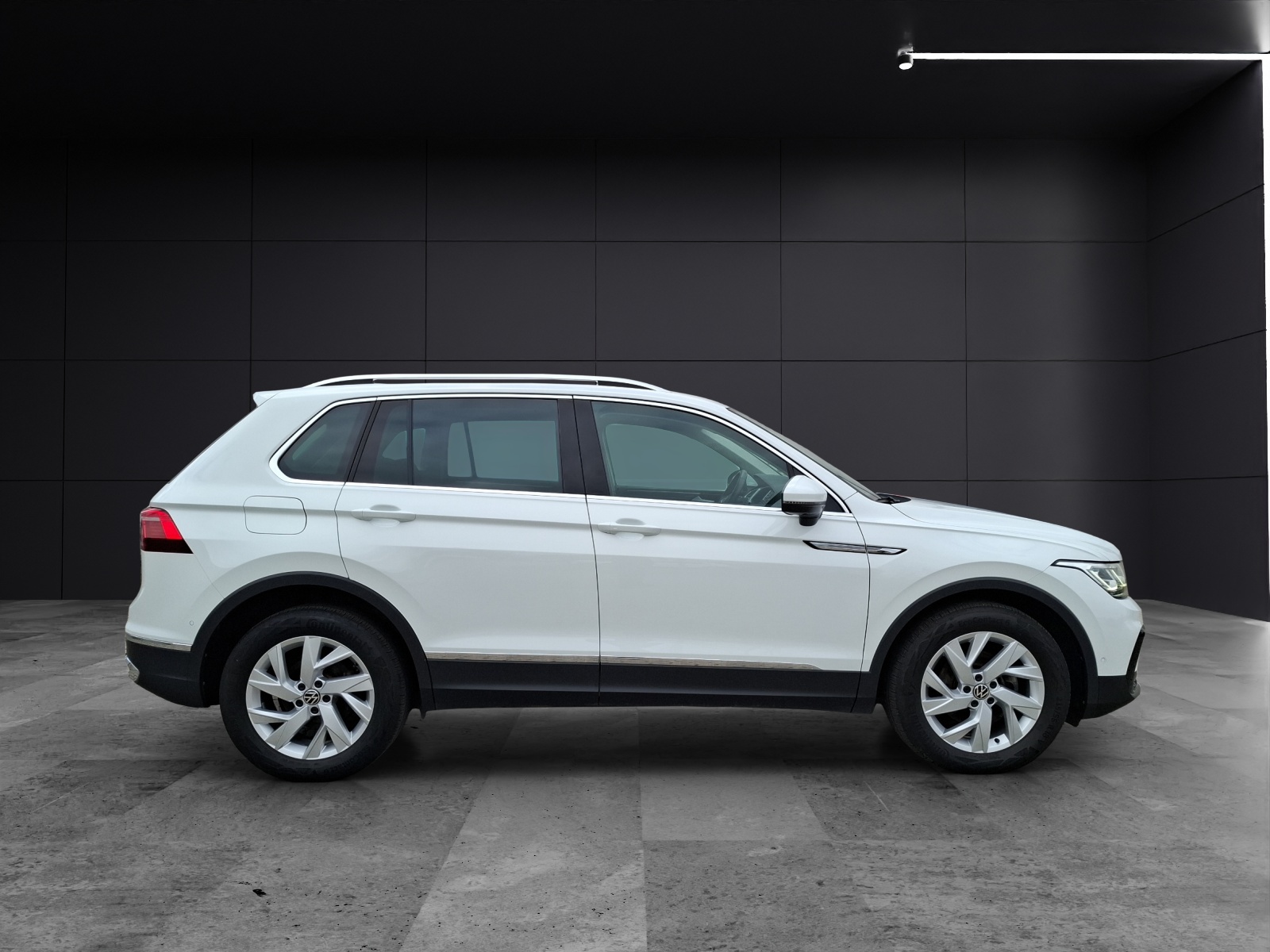 Fahrzeugabbildung Volkswagen Tiguan TDI Elegance DSG 4M Standhzg. Matrix Navi AID ACC RFK SH