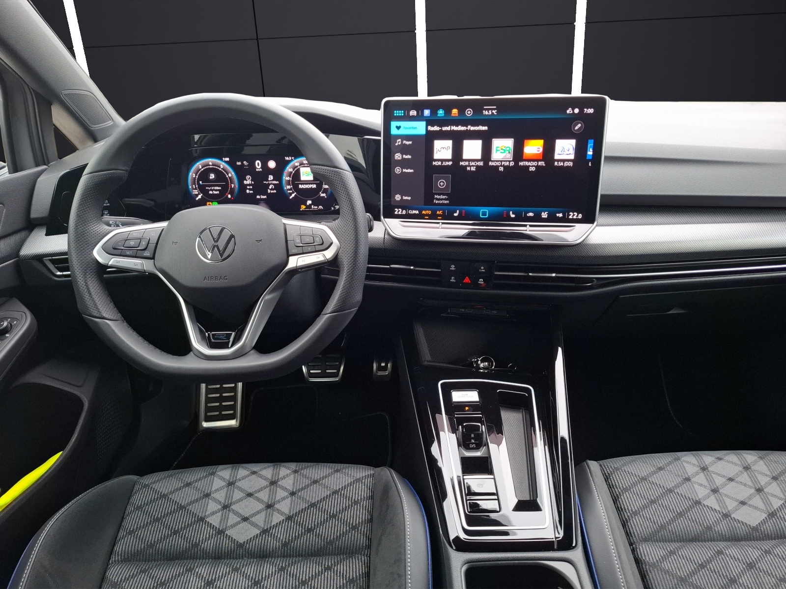 Fahrzeugabbildung Volkswagen Golf VIII Variant eTSI R-Line DSG Standhzg. LED Navi AID ACC RFK SH