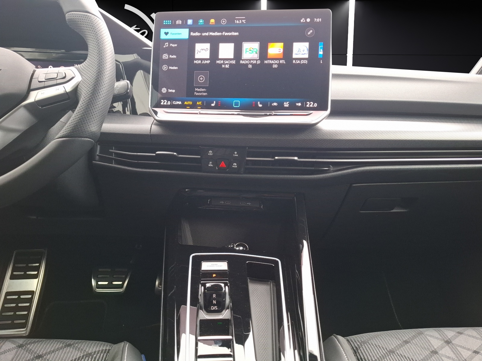 Fahrzeugabbildung Volkswagen Golf VIII Variant eTSI R-Line DSG Standhzg. LED Navi AID ACC RFK SH