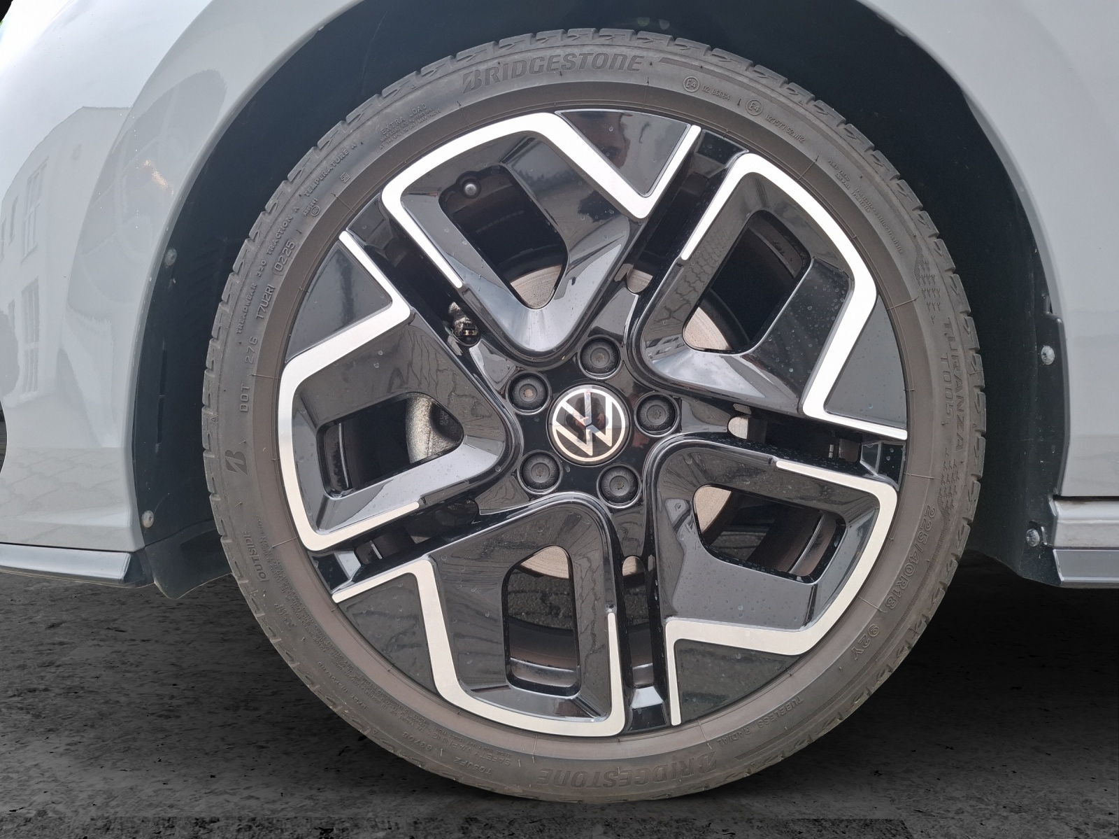 Fahrzeugabbildung Volkswagen Golf VIII Variant eTSI R-Line DSG Standhzg. LED Navi AID ACC RFK SH