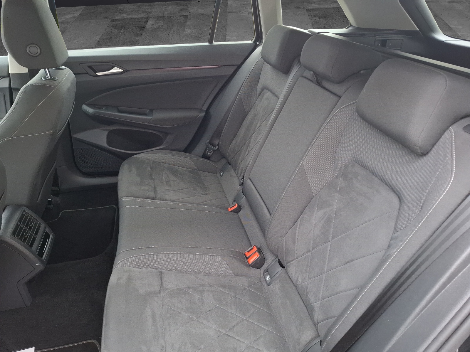 Fahrzeugabbildung Volkswagen Golf VIII Variant eTSI Style DSG LEDplus CarPlay AID ACC PDC SH