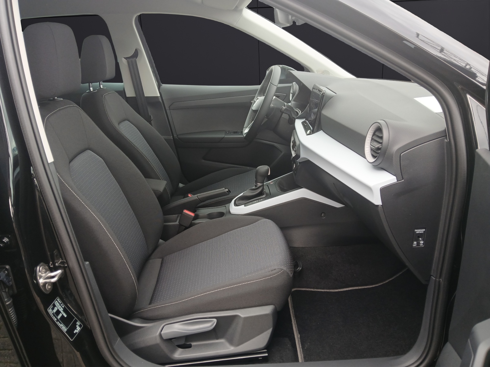 Fahrzeugabbildung SEAT Arona 1.0 TSI DSG Road Edition LED Winter-P.