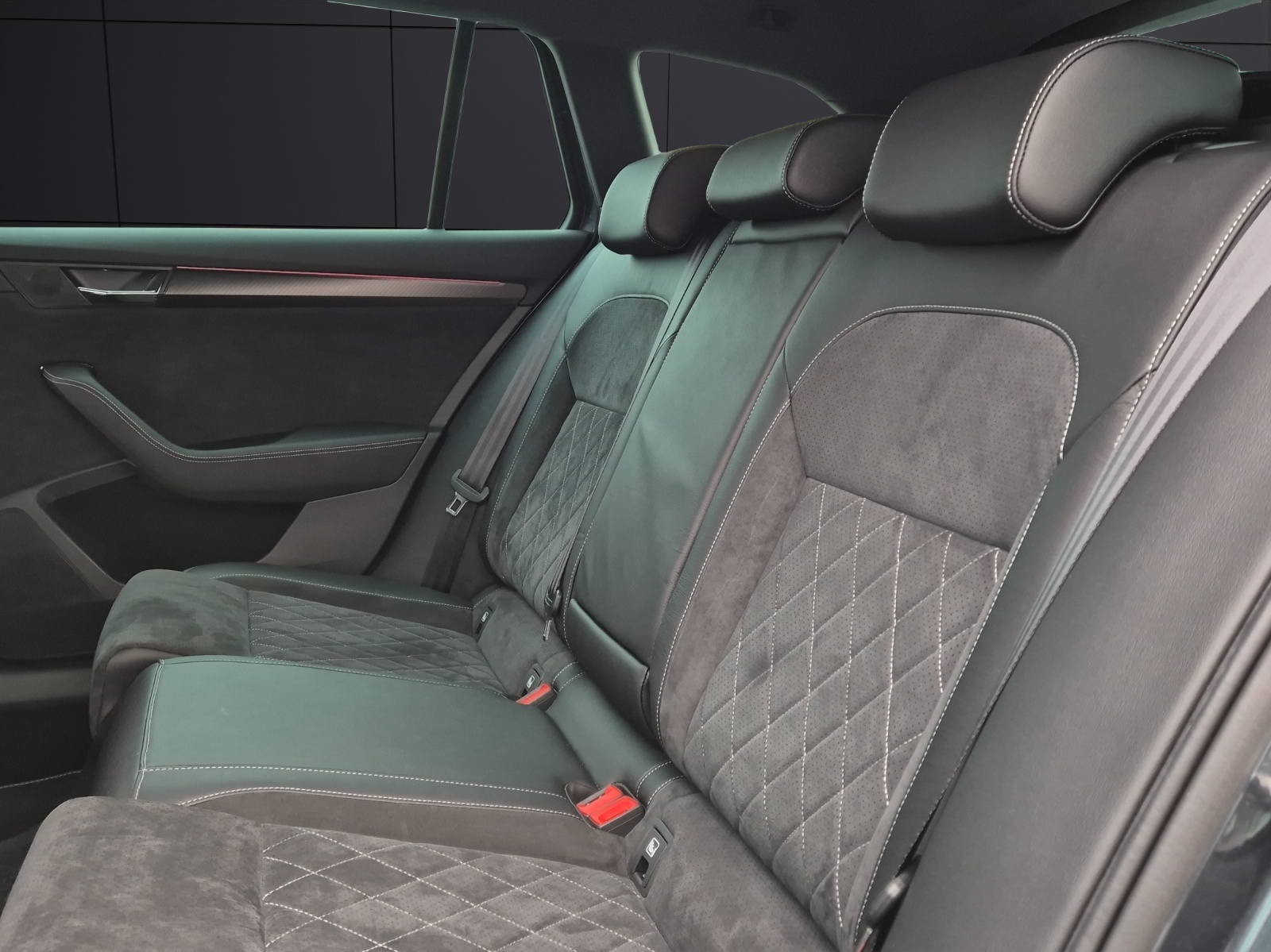 Fahrzeugabbildung SKODA Superb Combi TSI Sportline 4x4 DSG Standhzg. Matrix Navi AID ACC RFK SH 19