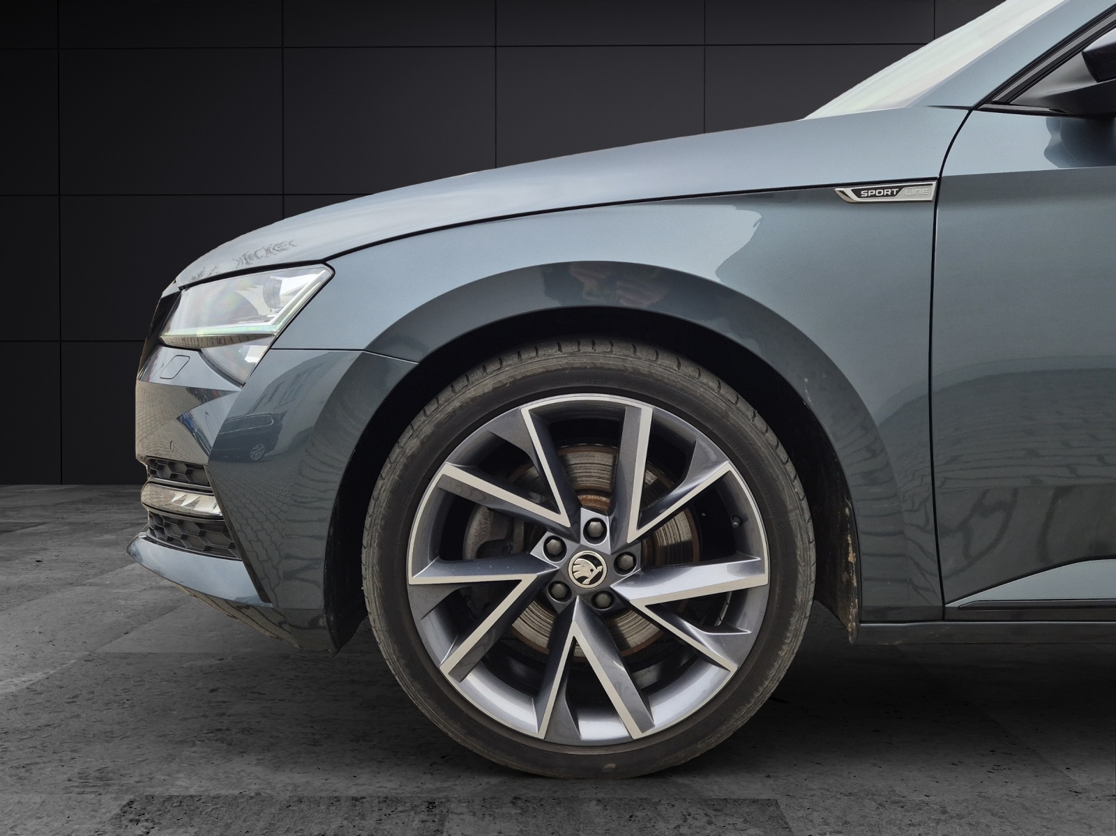 Fahrzeugabbildung SKODA Superb Combi TSI Sportline 4x4 DSG Standhzg. Matrix Navi AID ACC RFK SH 19