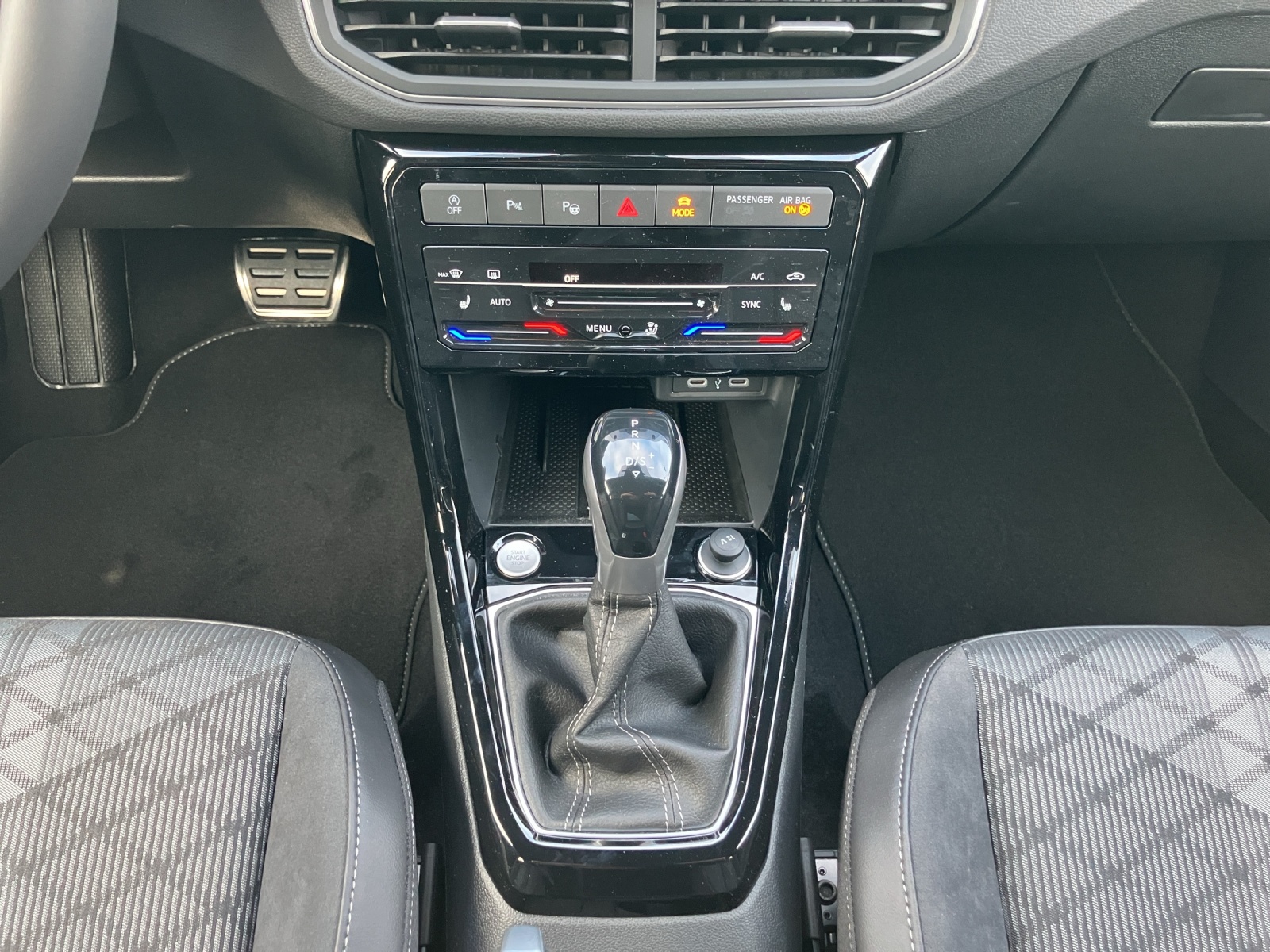 Fahrzeugabbildung Volkswagen T-Cross R-Line IQ.Light NAVI DAB + ACC