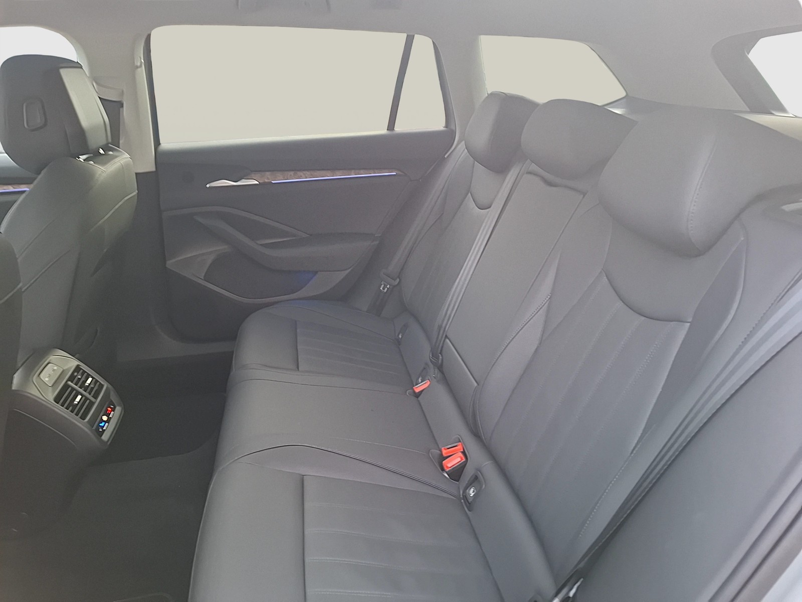Fahrzeugabbildung SKODA Superb Combi TDI L&K DSG Matrix AHK Navi VC Pano HUD ACC RFK Canton SH