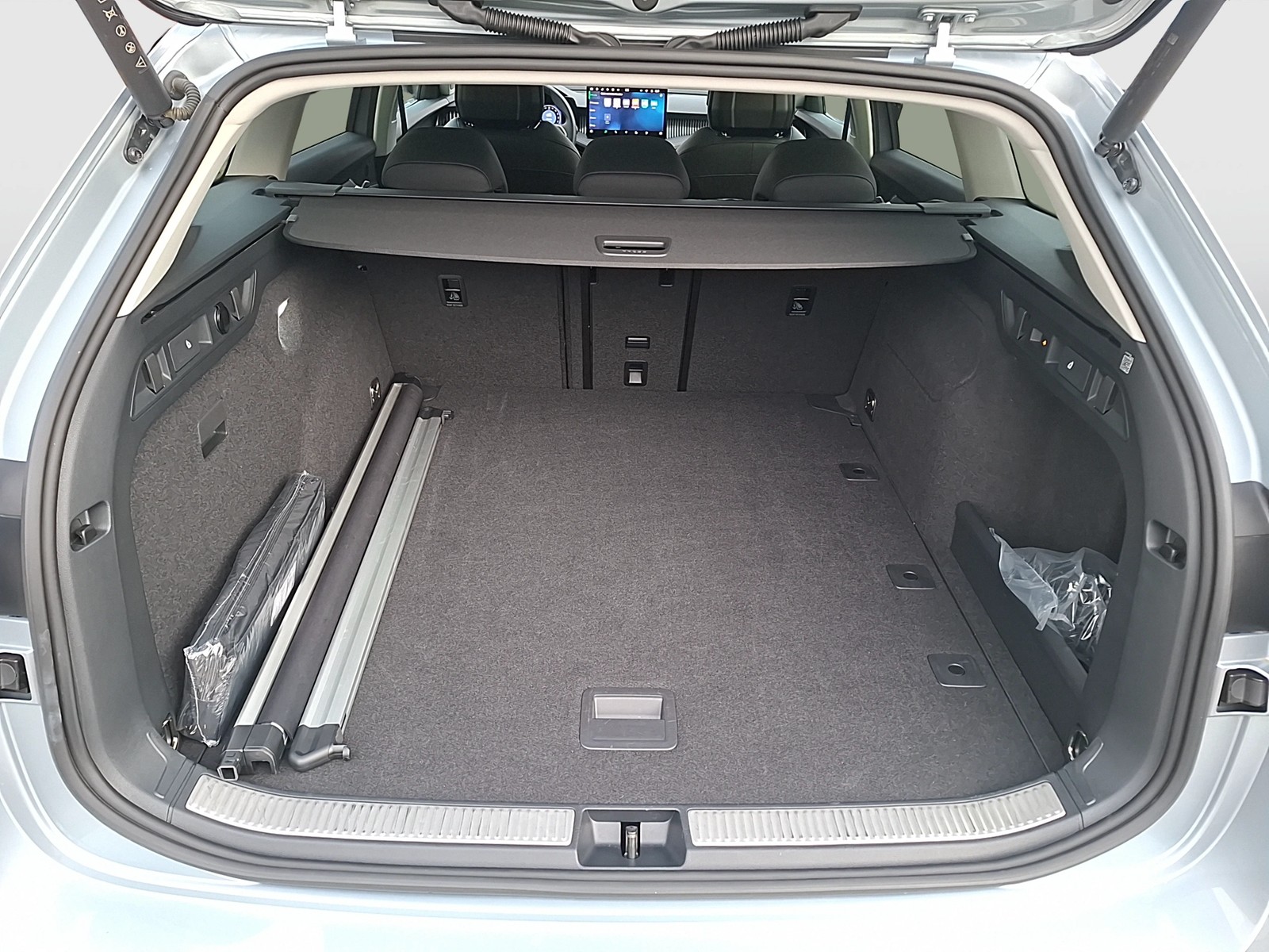 Fahrzeugabbildung SKODA Superb Combi TDI L&K DSG Matrix AHK Navi VC Pano HUD ACC RFK Canton SH