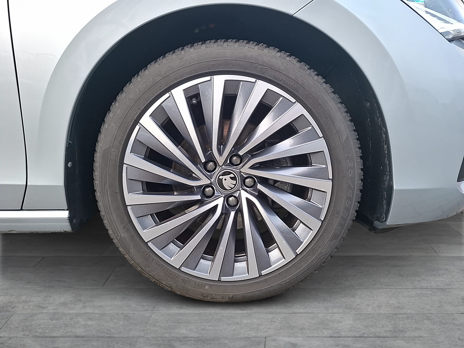 Fahrzeugabbildung SKODA Superb Combi TDI L&K DSG Matrix AHK Navi VC Pano HUD ACC RFK Canton SH