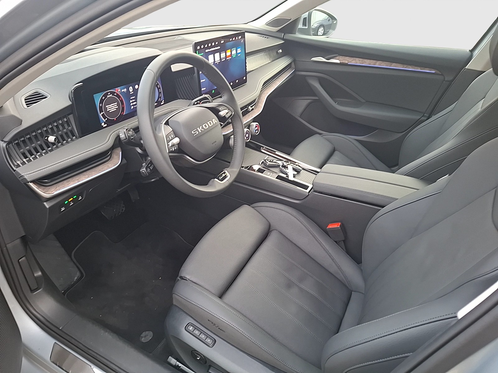 Fahrzeugabbildung SKODA Superb Combi TDI L&K DSG Matrix AHK Navi VC Pano HUD ACC RFK Canton SH