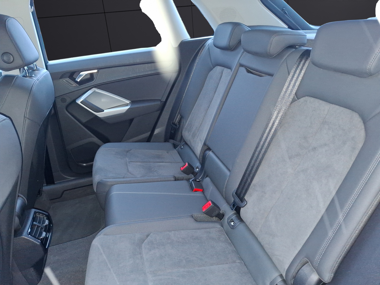 Fahrzeugabbildung Audi Q3 35 TFSI S-tronic AVC APP PDC SH 18