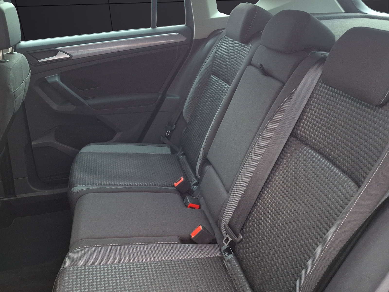 Fahrzeugabbildung Volkswagen Tiguan TSI Active DSG LED Navi ACC RFK SH 18