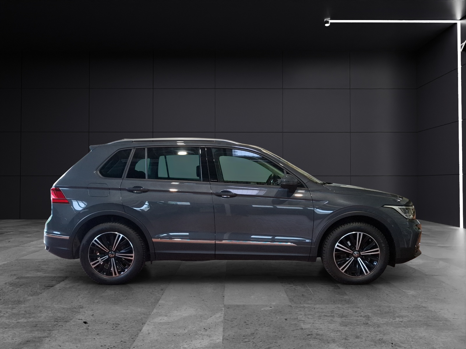 Fahrzeugabbildung Volkswagen Tiguan TSI Active DSG LED Navi ACC RFK SH 18