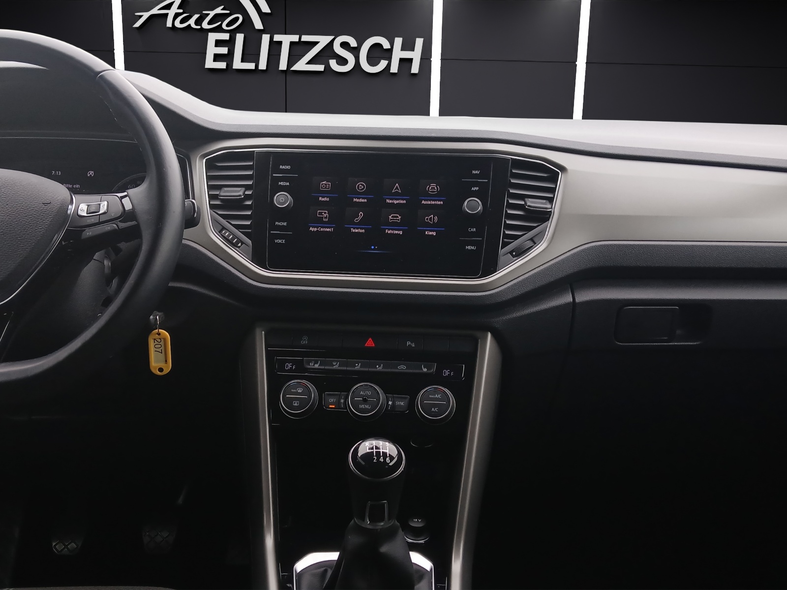 Fahrzeugabbildung Volkswagen T-Roc TSI Style LED AHK Navi ACC RFK SHZ