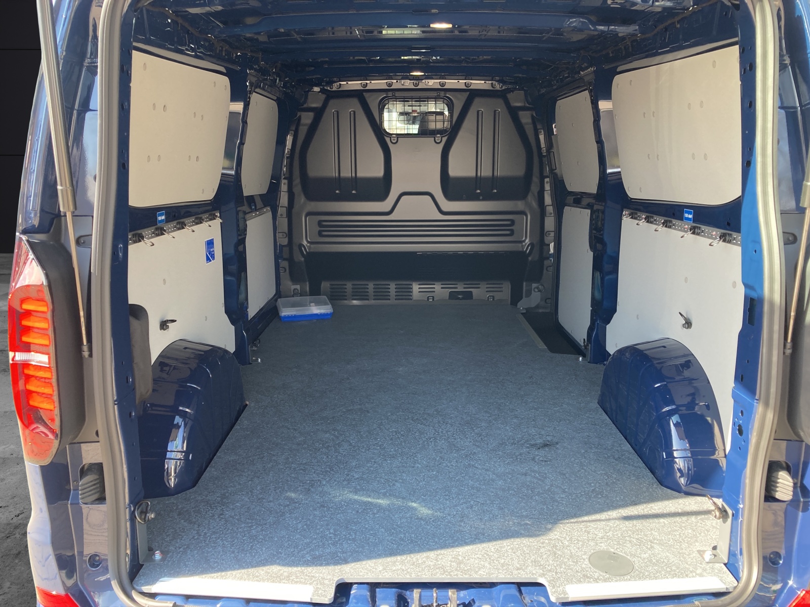 Fahrzeugabbildung Volkswagen Transporter Kasten TDI LR 81 kW 6-Gang 3500mm AHL LAneAssist