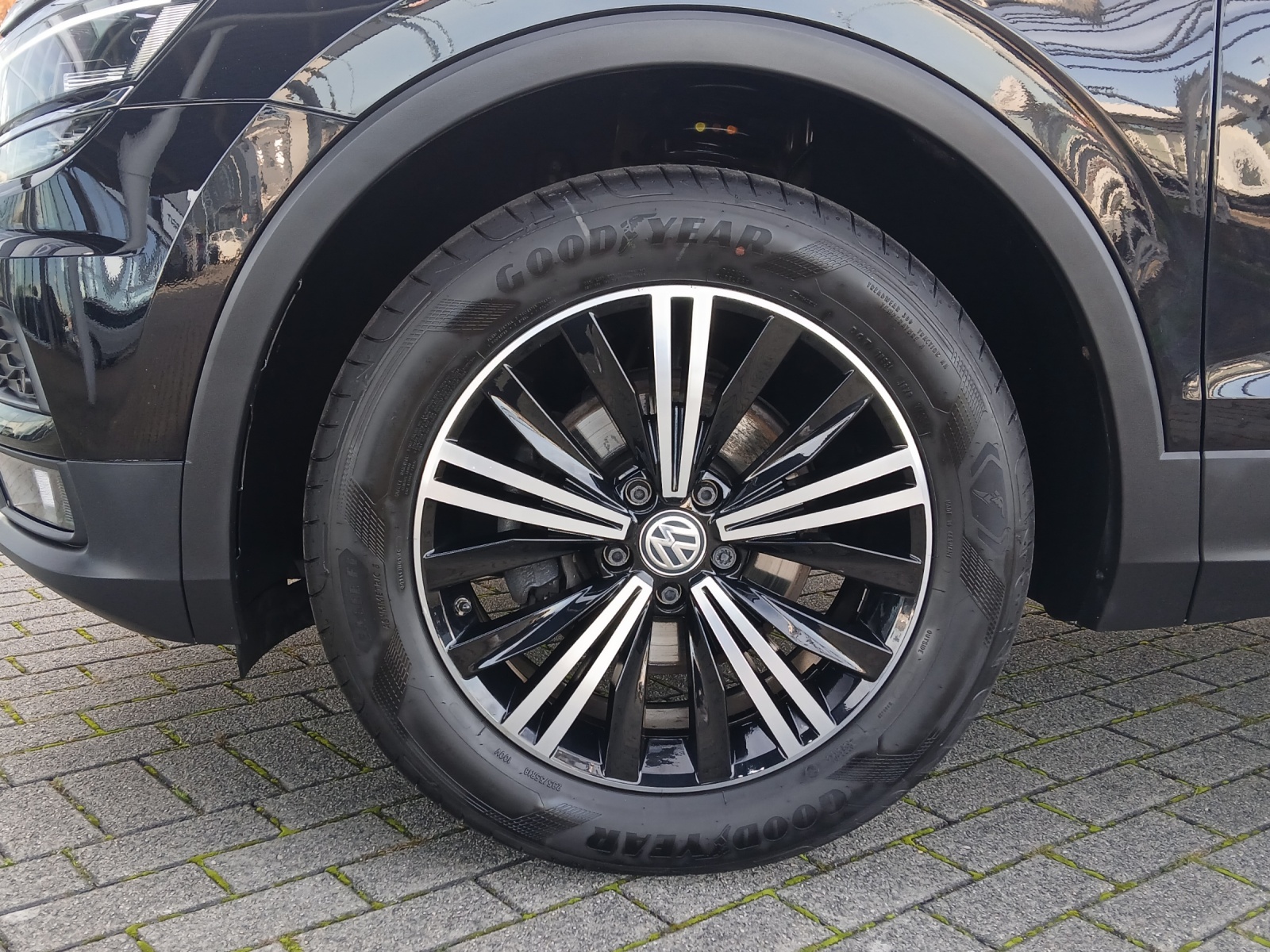 Fahrzeugabbildung Volkswagen Tiguan TDI Highline DSG 4M STH LED AHK Navi Pano AID ACC RFK SH