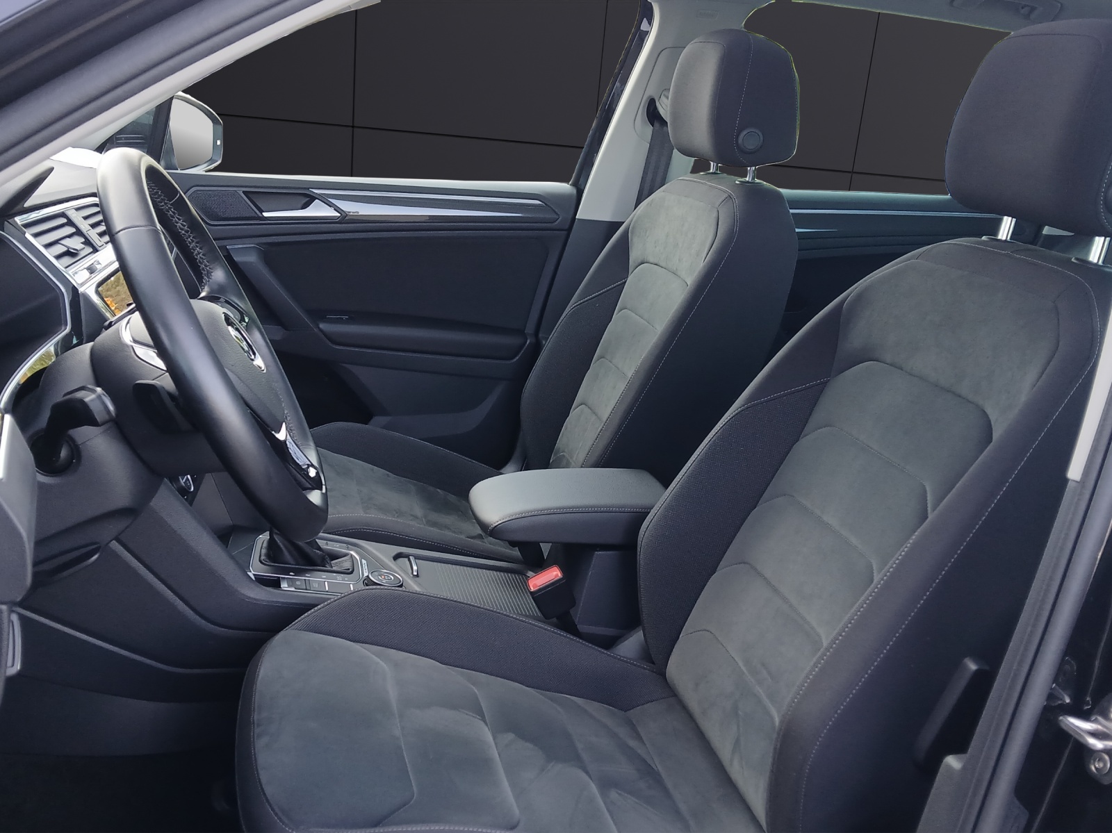 Fahrzeugabbildung Volkswagen Tiguan TDI Highline DSG 4M STH LED AHK Navi Pano AID ACC RFK SH