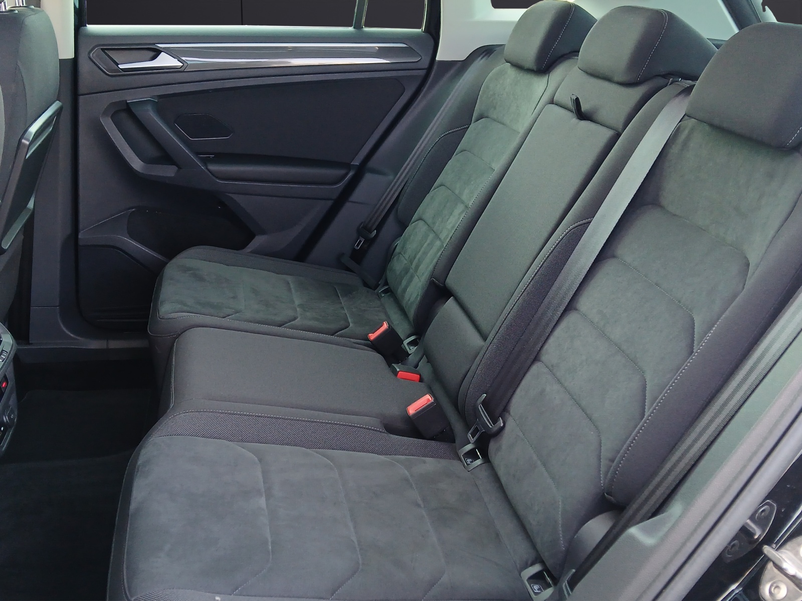 Fahrzeugabbildung Volkswagen Tiguan TDI Highline DSG 4M STH LED AHK Navi Pano AID ACC RFK SH