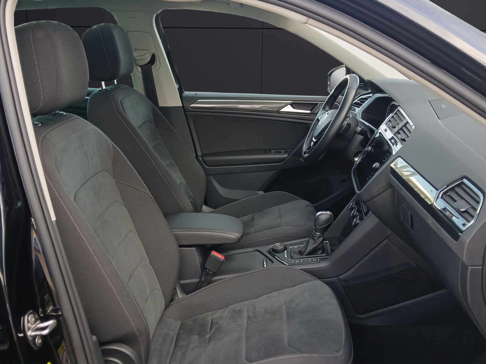 Fahrzeugabbildung Volkswagen Tiguan TDI Highline DSG 4M STH LED AHK Navi Pano AID ACC RFK SH