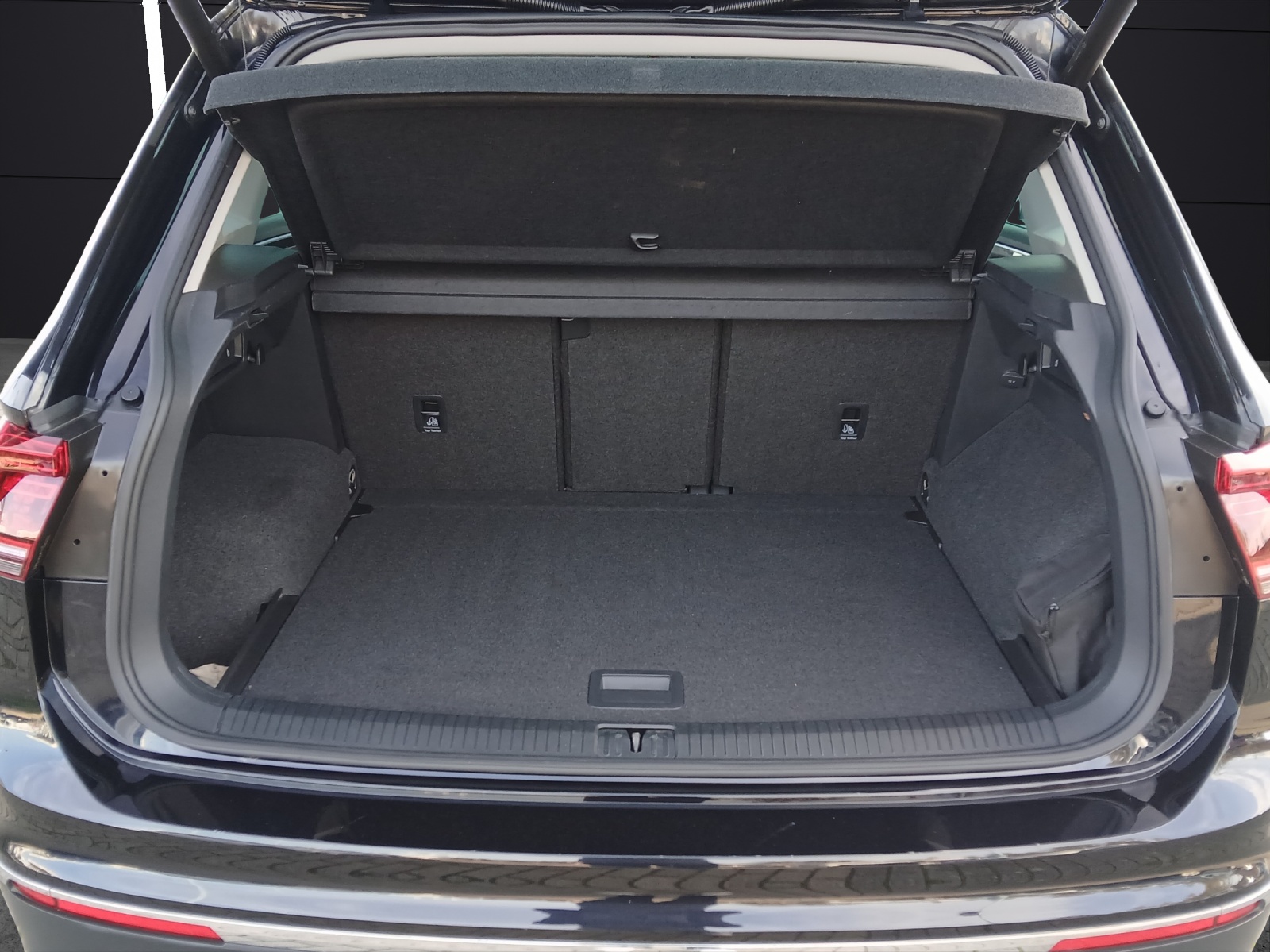 Fahrzeugabbildung Volkswagen Tiguan TDI Highline DSG 4M STH LED AHK Navi Pano AID ACC RFK SH