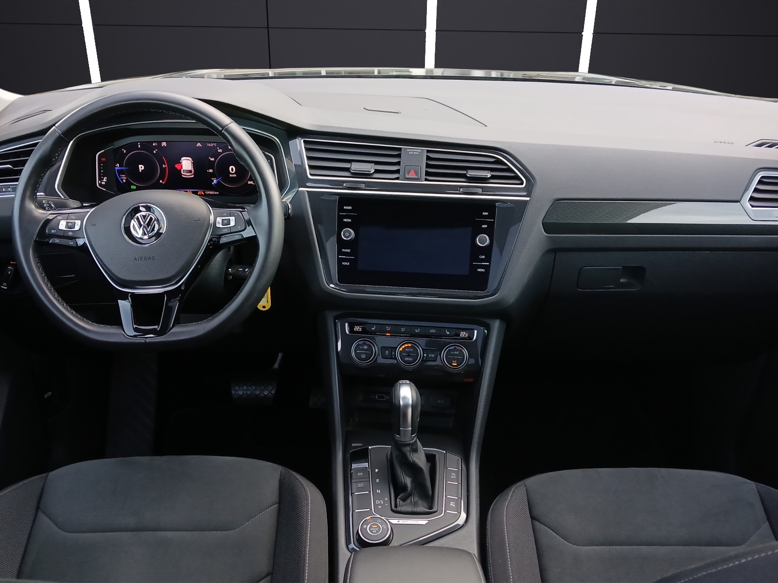 Fahrzeugabbildung Volkswagen Tiguan TDI Highline DSG 4M STH LED AHK Navi Pano AID ACC RFK SH