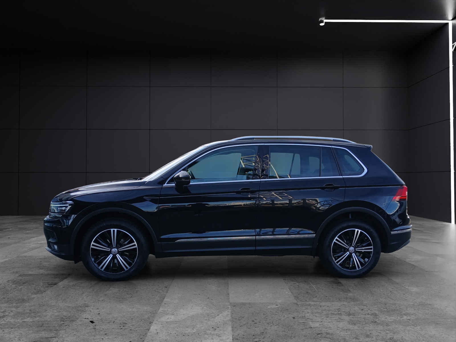 Fahrzeugabbildung Volkswagen Tiguan TDI Highline DSG 4M STH LED AHK Navi Pano AID ACC RFK SH