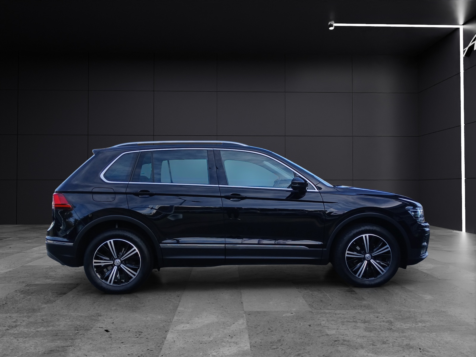 Fahrzeugabbildung Volkswagen Tiguan TDI Highline DSG 4M STH LED AHK Navi Pano AID ACC RFK SH