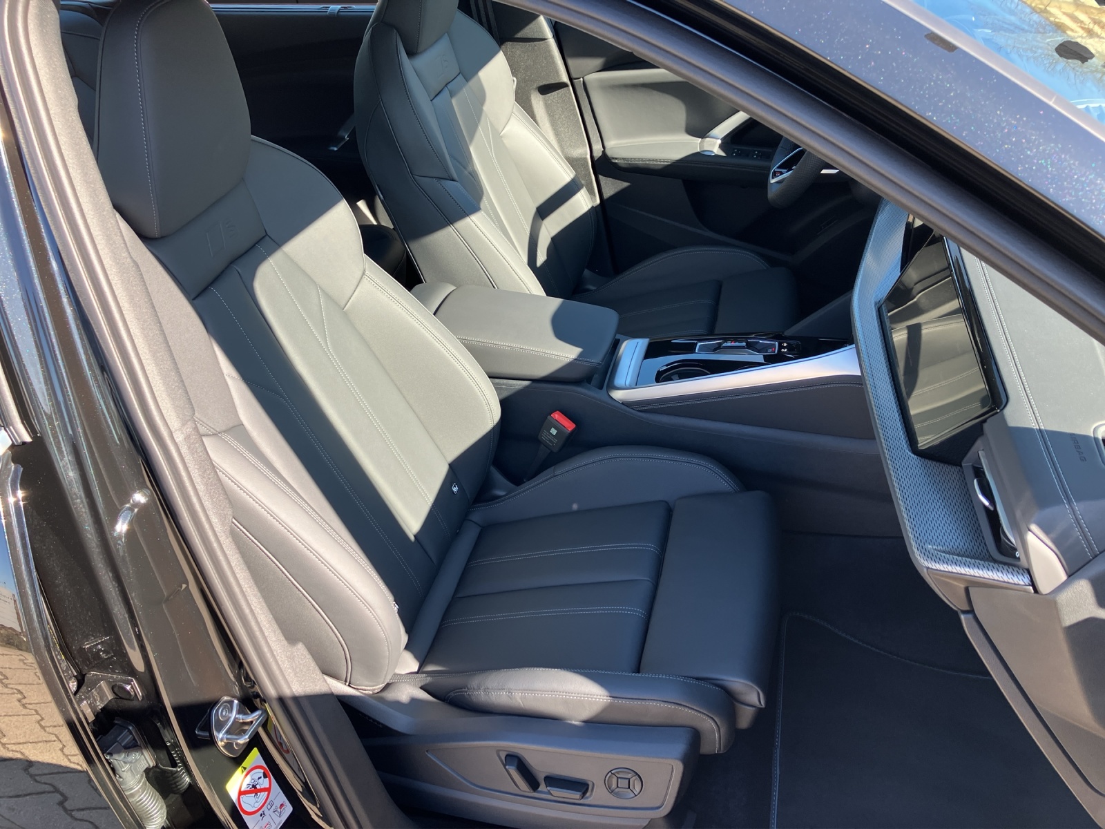 Fahrzeugabbildung Audi Q5 TDI quattro S tronic, S line, Matrix LED, Navi, Luftfederfahrw.