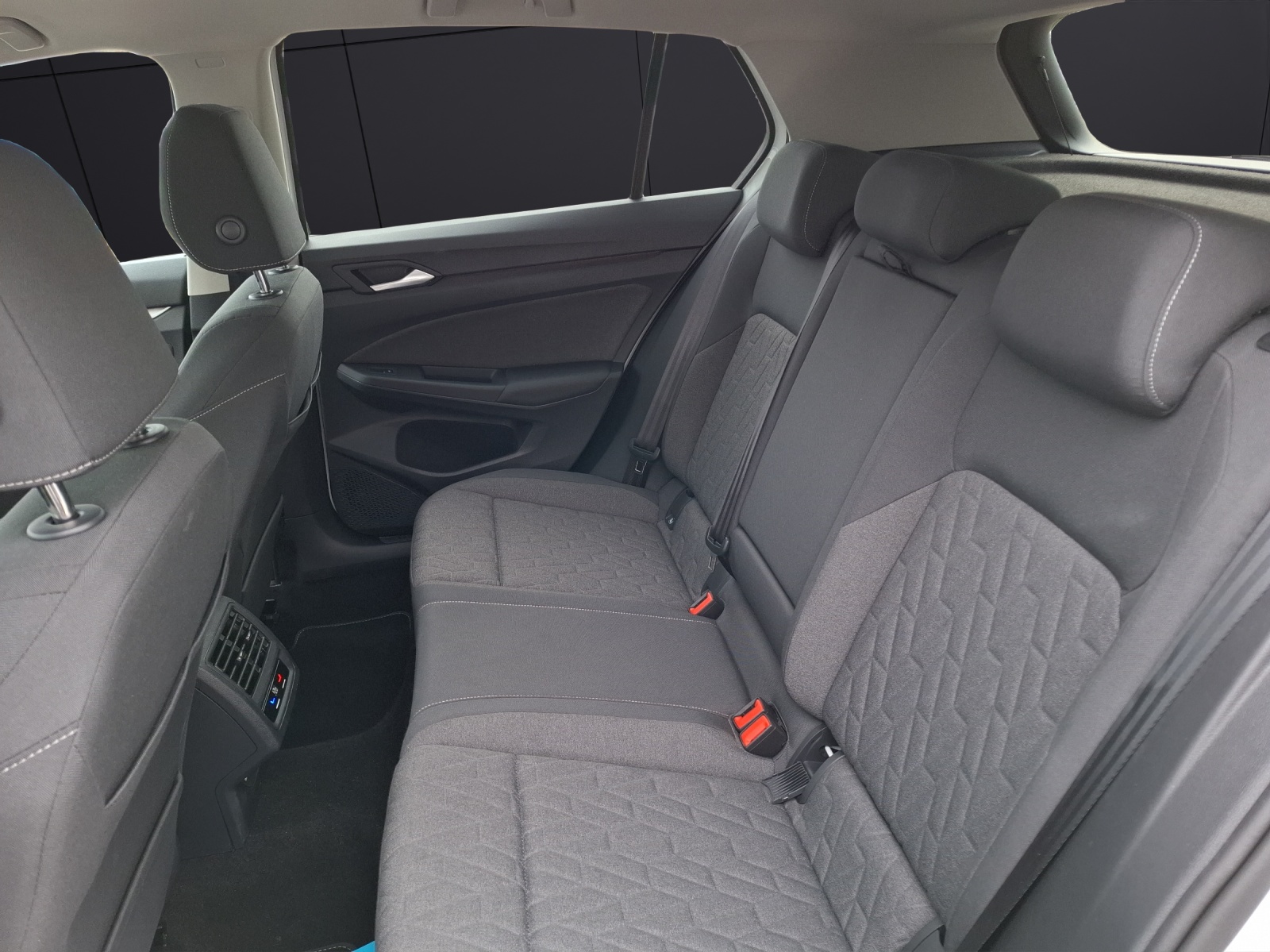 Fahrzeugabbildung Volkswagen Golf VIII TSI Life LED CarPlay AID ACC Park-Assist SH