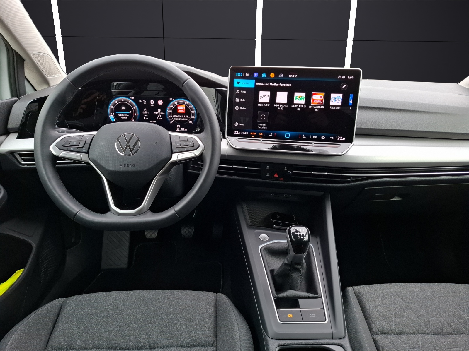 Fahrzeugabbildung Volkswagen Golf VIII TSI Life LED CarPlay AID ACC Park-Assist SH