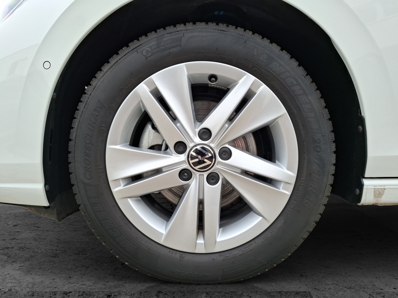 Fahrzeugabbildung Volkswagen Golf VIII TSI Life LED CarPlay AID ACC Park-Assist SH