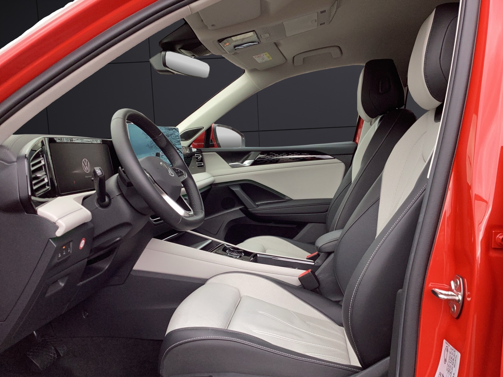 Fahrzeugabbildung Volkswagen Tiguan Elegance TDI DSG 4M IQ.Light ACC STHZ SHZ 360° HuD H&K AppConnect