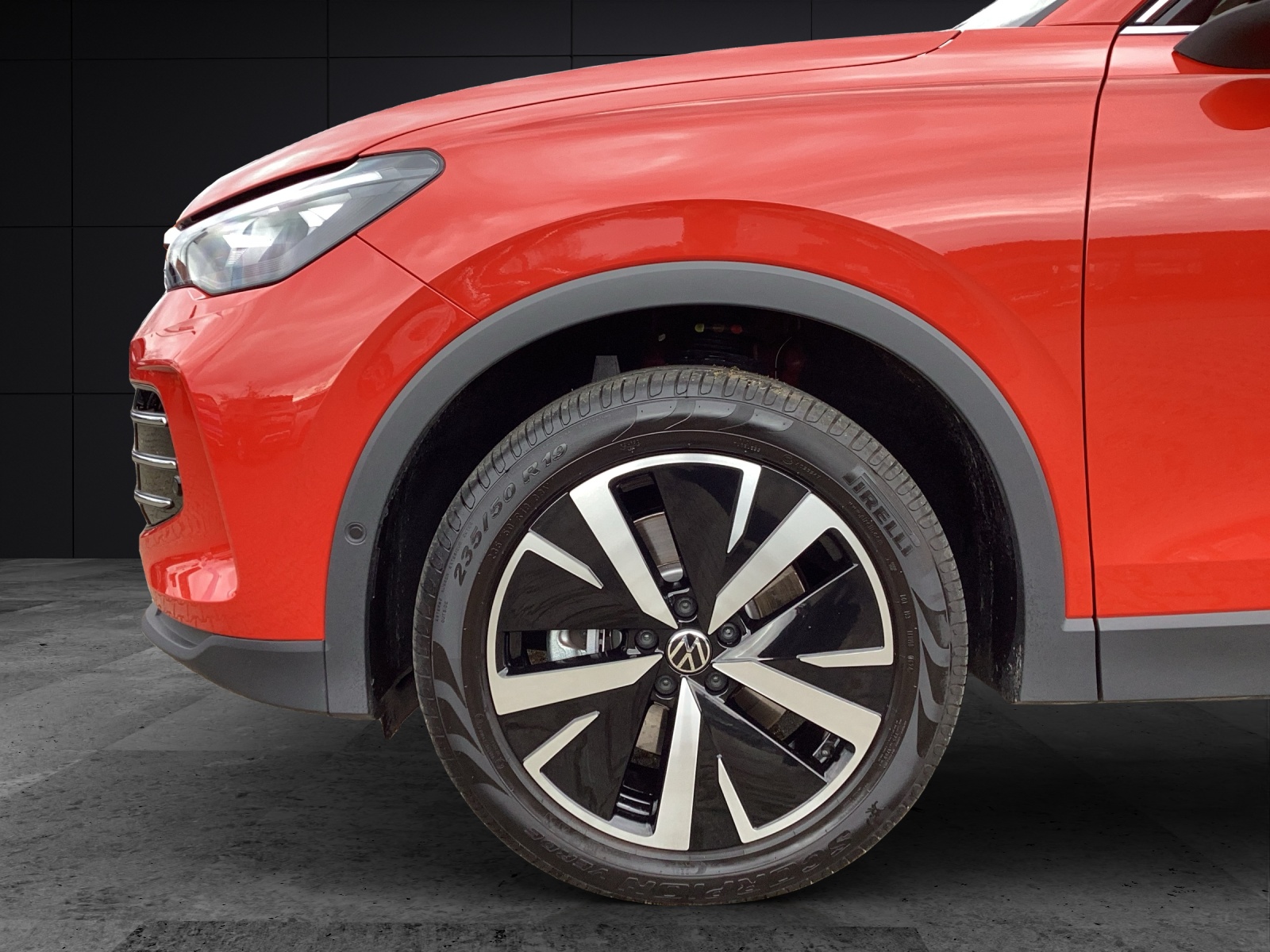 Fahrzeugabbildung Volkswagen Tiguan Elegance TDI DSG 4M IQ.Light ACC STHZ SHZ 360° HuD H&K AppConnect