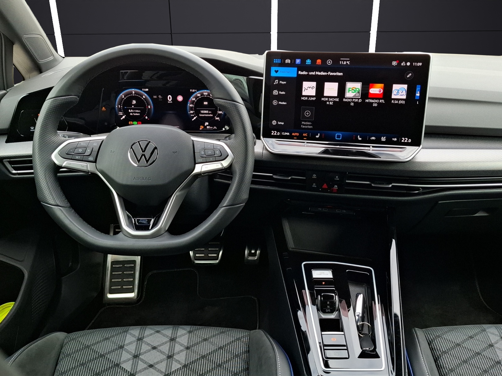 Fahrzeugabbildung Volkswagen Golf VIII Variant TDI R-Line DSG LED Navi AID ACC RFK SH