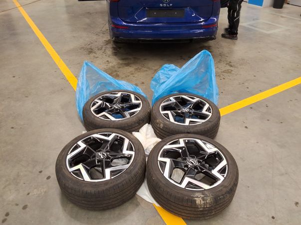 Fahrzeugabbildung Volkswagen Golf VIII Variant TDI R-Line DSG LED Navi AID ACC RFK SH