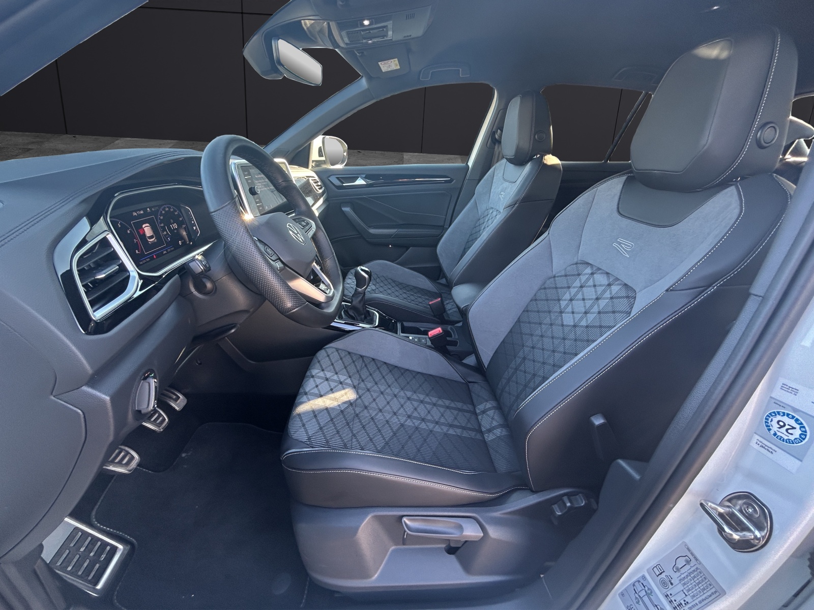 Fahrzeugabbildung Volkswagen T-Roc R-Line TSI IQ.Light ACC SH RearView AppConnect