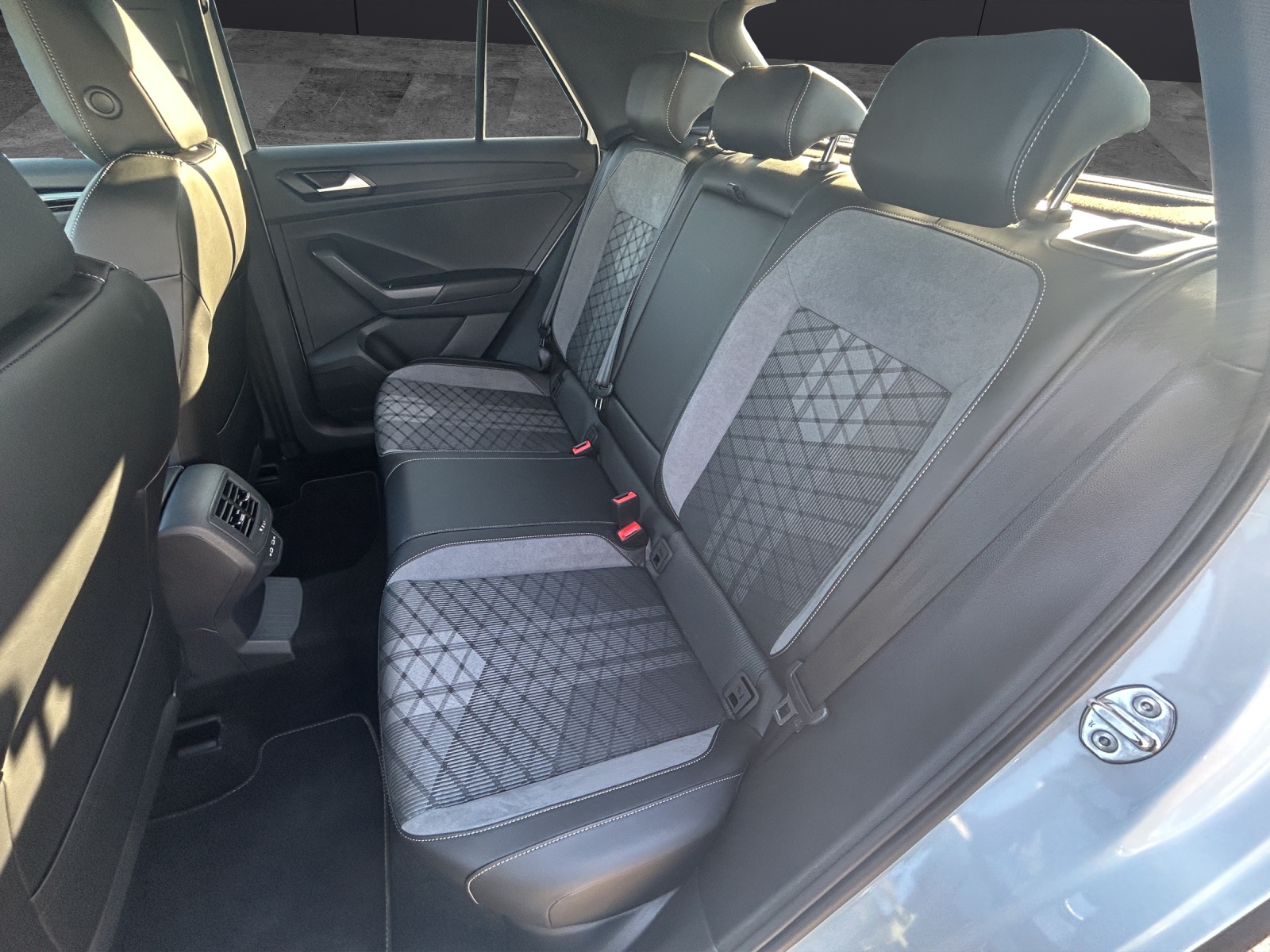 Fahrzeugabbildung Volkswagen T-Roc R-Line TSI IQ.Light ACC SH RearView AppConnect