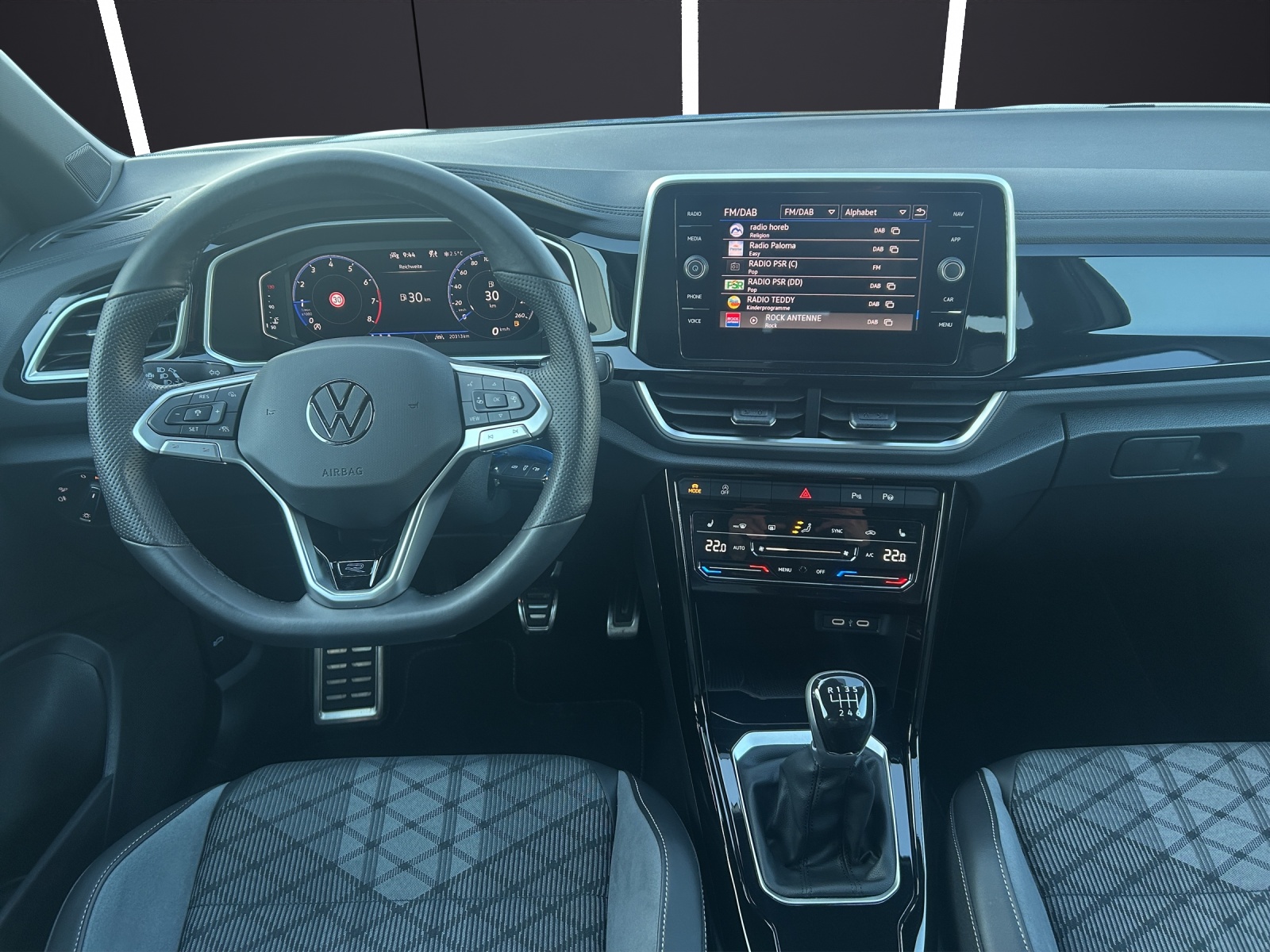 Fahrzeugabbildung Volkswagen T-Roc R-Line TSI IQ.Light ACC SH RearView AppConnect