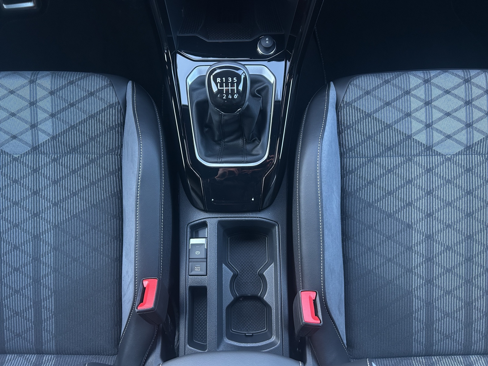 Fahrzeugabbildung Volkswagen T-Roc R-Line TSI IQ.Light ACC SH RearView AppConnect