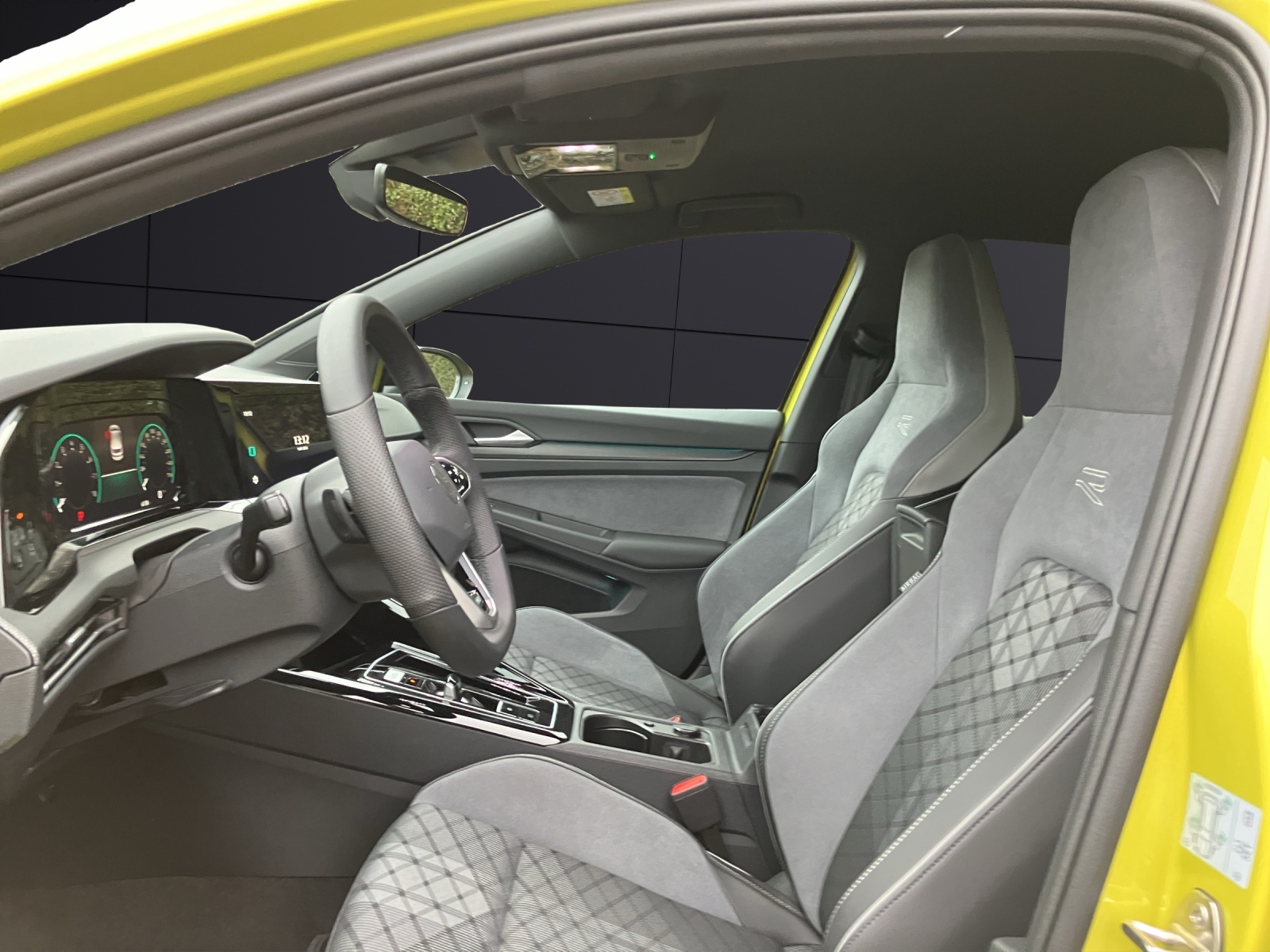 Fahrzeugabbildung Volkswagen Golf VIII 1.5 TSI R-Line DSG LED+ ACC RFK NAVI TravelAssist