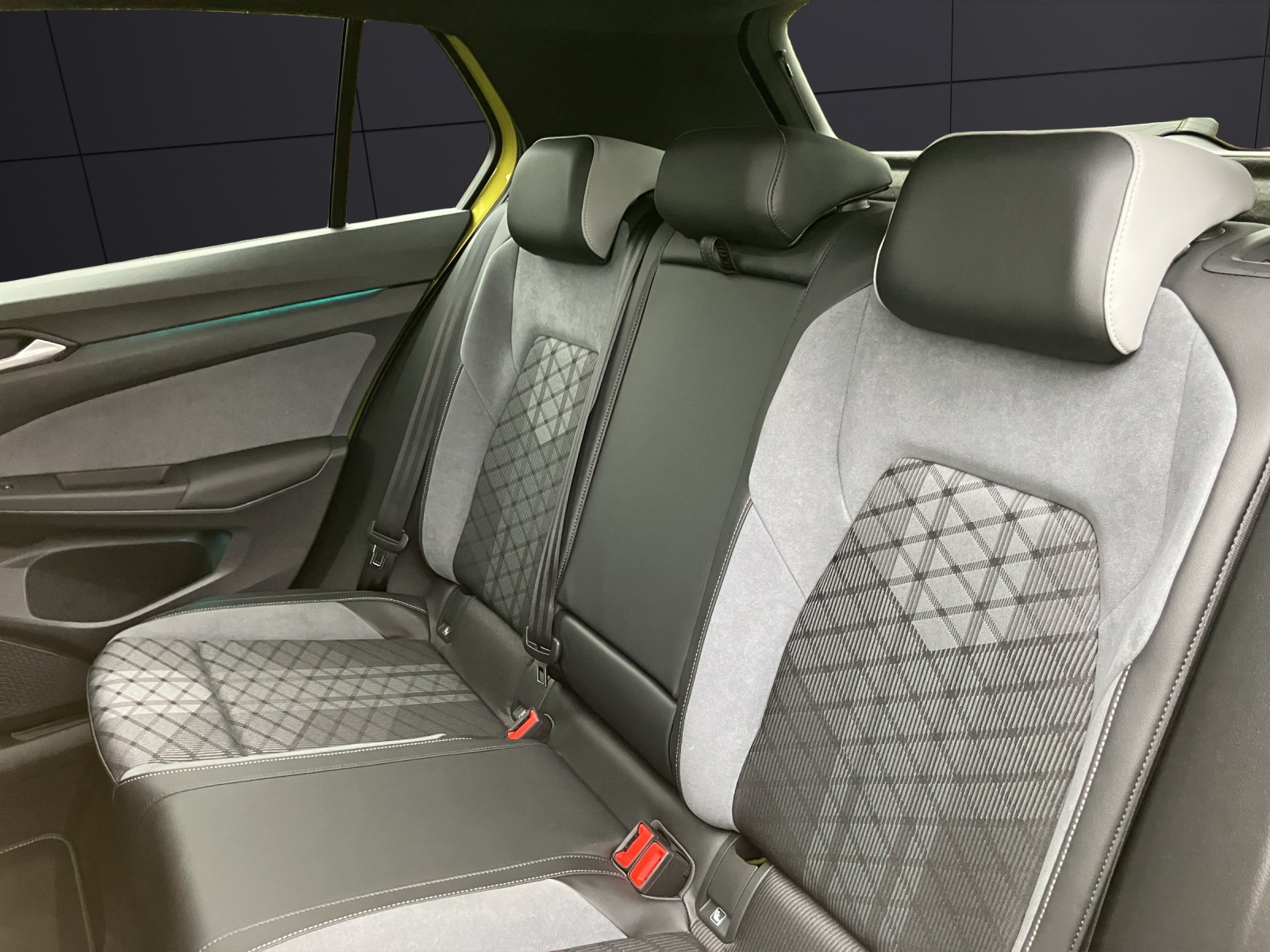 Fahrzeugabbildung Volkswagen Golf VIII 1.5 TSI R-Line DSG LED+ ACC RFK NAVI TravelAssist