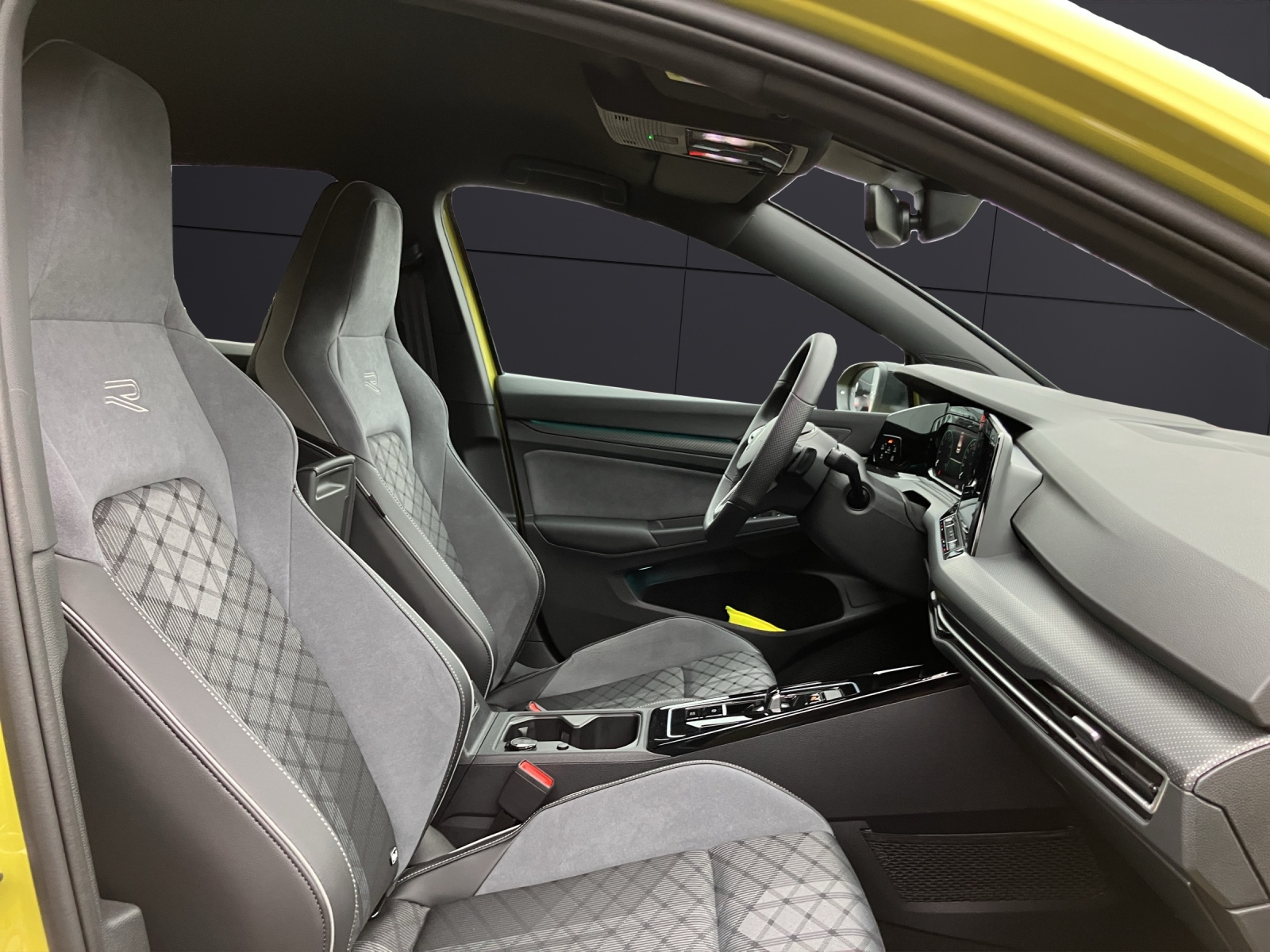 Fahrzeugabbildung Volkswagen Golf VIII 1.5 TSI R-Line DSG LED+ ACC RFK NAVI TravelAssist
