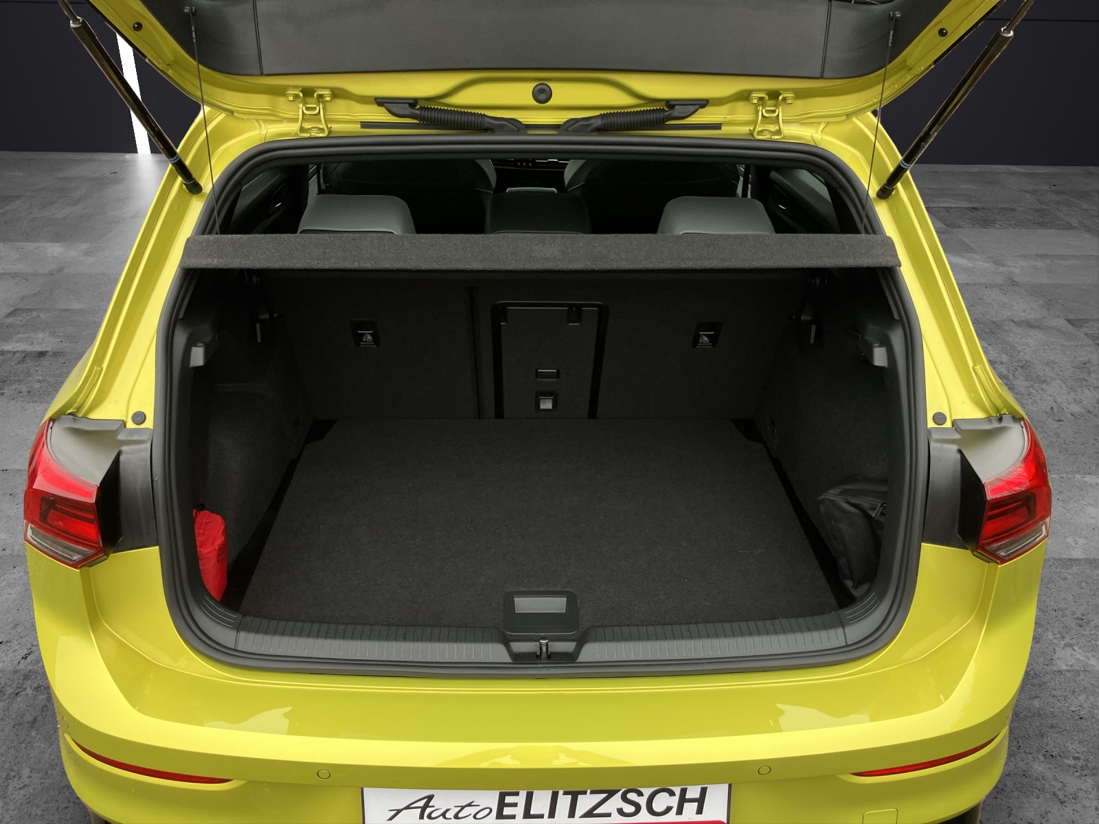 Fahrzeugabbildung Volkswagen Golf VIII 1.5 TSI R-Line DSG LED+ ACC RFK NAVI TravelAssist