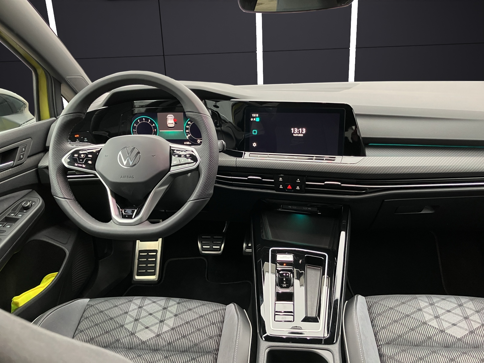 Fahrzeugabbildung Volkswagen Golf VIII 1.5 TSI R-Line DSG LED+ ACC RFK NAVI TravelAssist